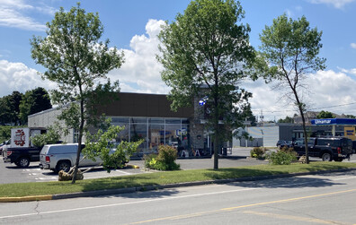 Plantation d'une douzaine d'arbres en bordure du boulevard Taché Ouest